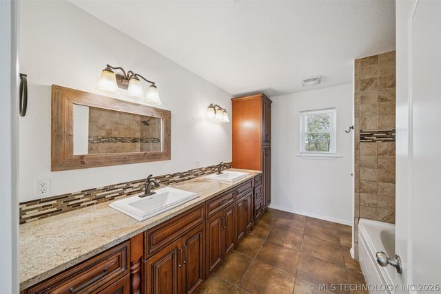 6777 S 4415 Road, Locust Grove, OK 74352