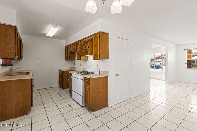 11701 HENRY PHIPPS Drive, El Paso, TX 79936