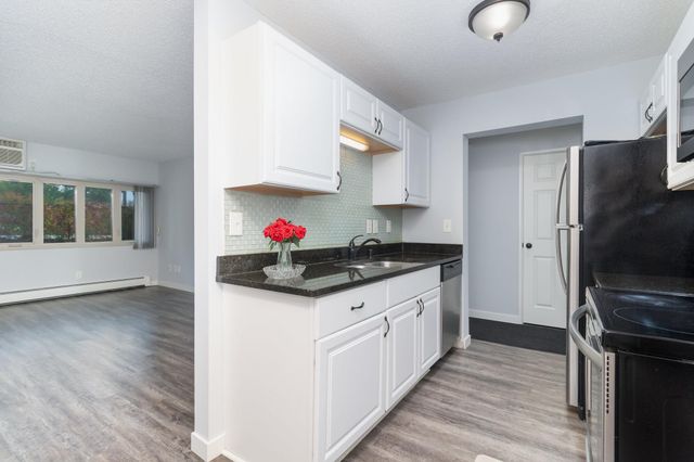 4351 Parklawn Avenue 7E, Edina, MN 55435