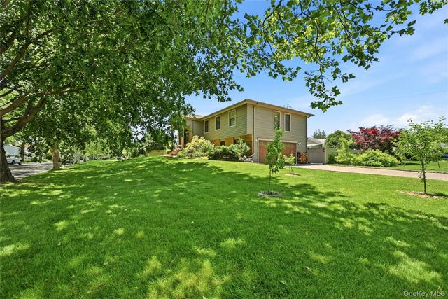 11 Rockrose Lane, East Northport, NY 11731