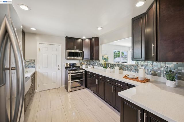 528 Fairway St, Hayward, CA 94544