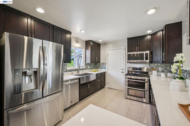 528 Fairway St, Hayward, CA 94544