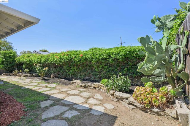 528 Fairway St, Hayward, CA 94544