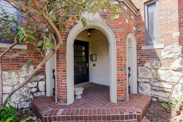 700 W 48th Street 202, Kansas City, MO 64112