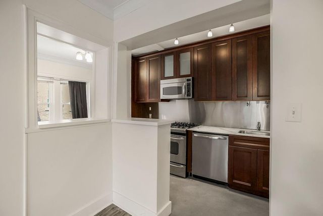 700 W 48th Street 202, Kansas City, MO 64112