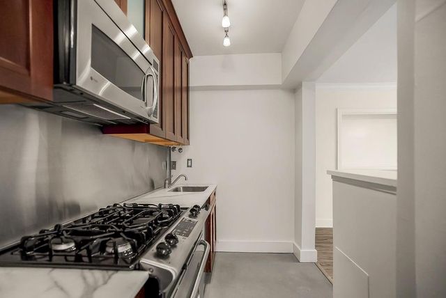 700 W 48th Street 202, Kansas City, MO 64112