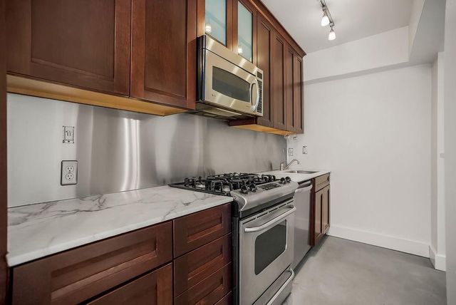 700 W 48th Street 202, Kansas City, MO 64112