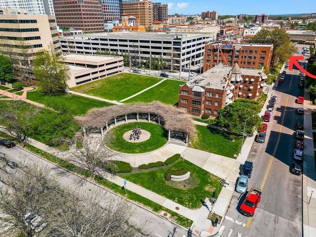 700 W 48th Street 202, Kansas City, MO 64112