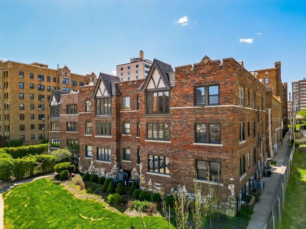 700 W 48th Street 202, Kansas City, MO 64112