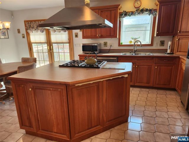 82 Arnot Place, Paramus, NJ 07652
