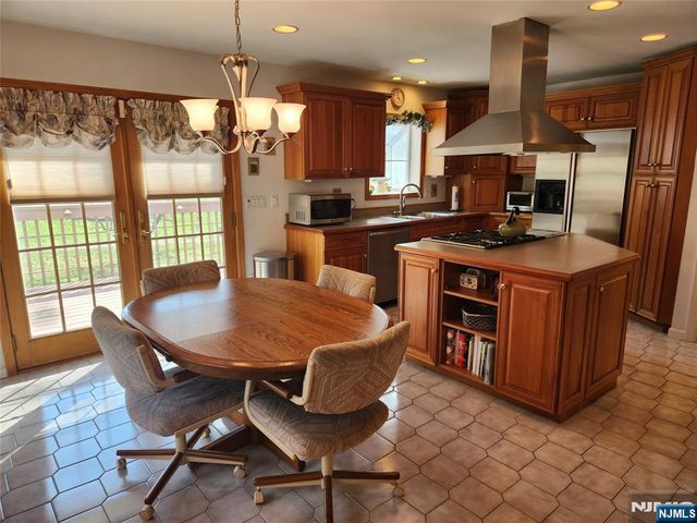 82 Arnot Place, Paramus, NJ 07652