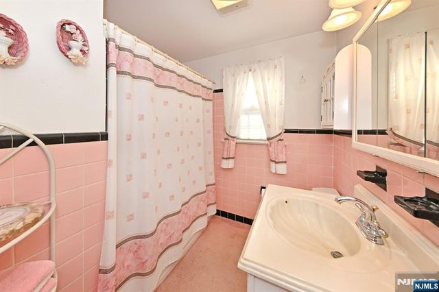 82 Arnot Place, Paramus, NJ 07652