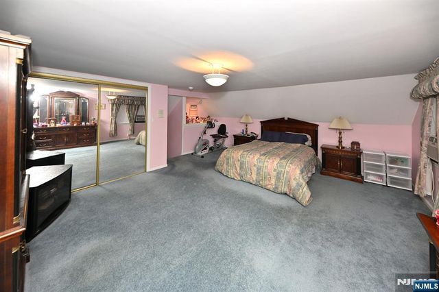 82 Arnot Place, Paramus, NJ 07652