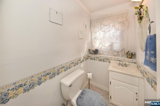 82 Arnot Place, Paramus, NJ 07652