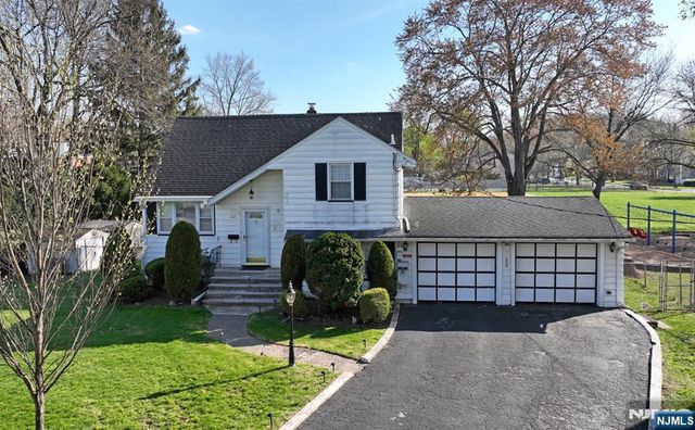 82 Arnot Place, Paramus, NJ 07652