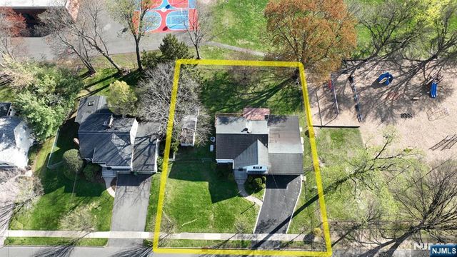 82 Arnot Place, Paramus, NJ 07652