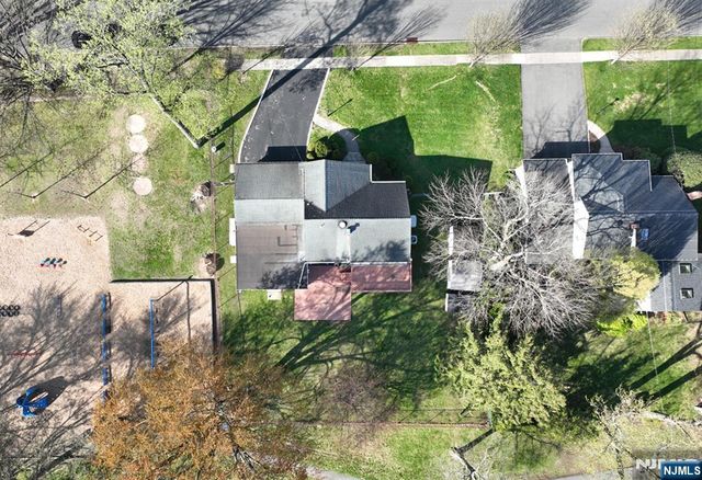 82 Arnot Place, Paramus, NJ 07652