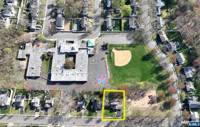 82 Arnot Place, Paramus, NJ 07652