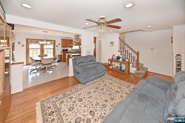 82 Arnot Place, Paramus, NJ 07652