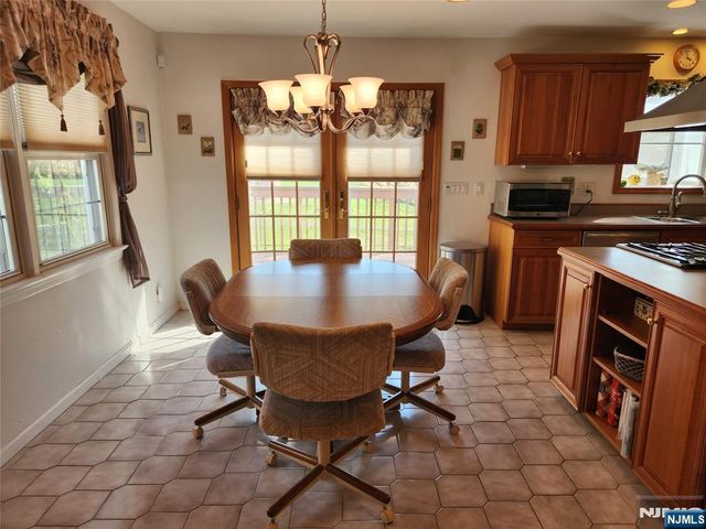 82 Arnot Place, Paramus, NJ 07652
