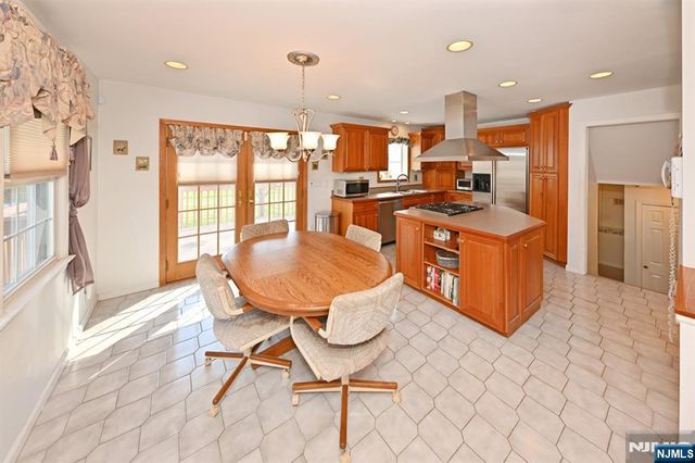 82 Arnot Place, Paramus, NJ 07652