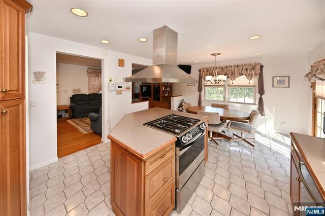 82 Arnot Place, Paramus, NJ 07652
