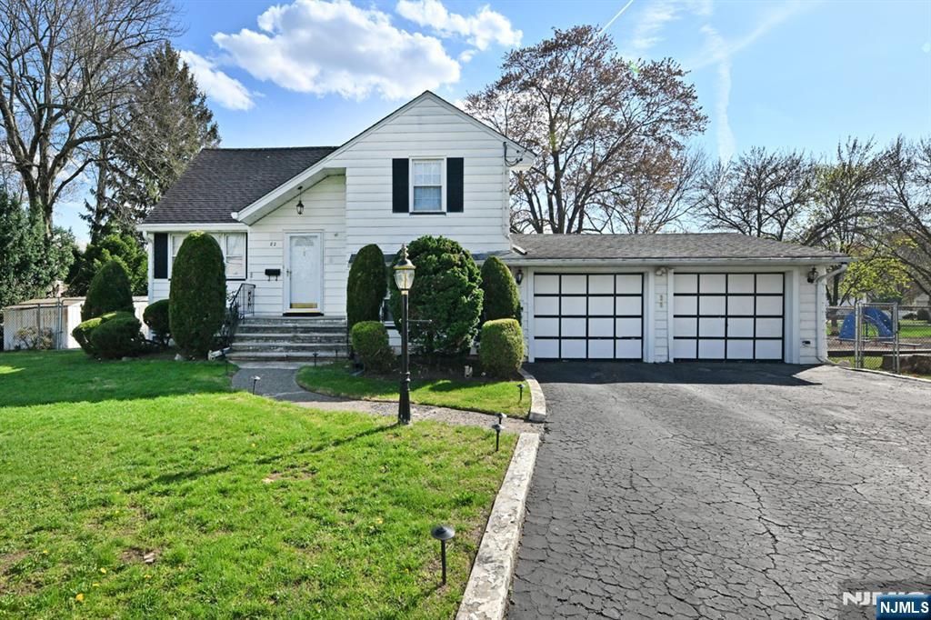 82 Arnot Place, Paramus, NJ 07652