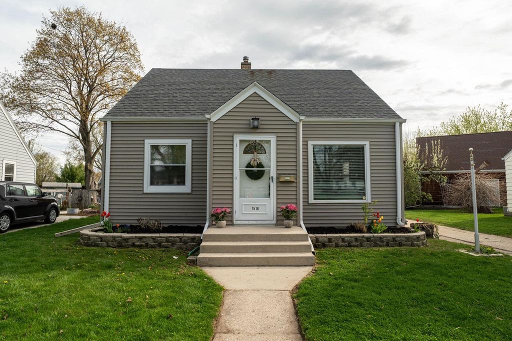1516 Tripoli AVENUE, Milwaukee, WI 53207