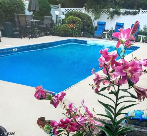 59 Genesee Trl, Westfield Town, NJ 07090