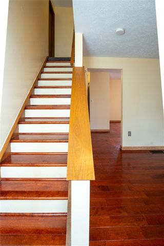 7324 Green Meadow Dr, Imperial, PA 15126