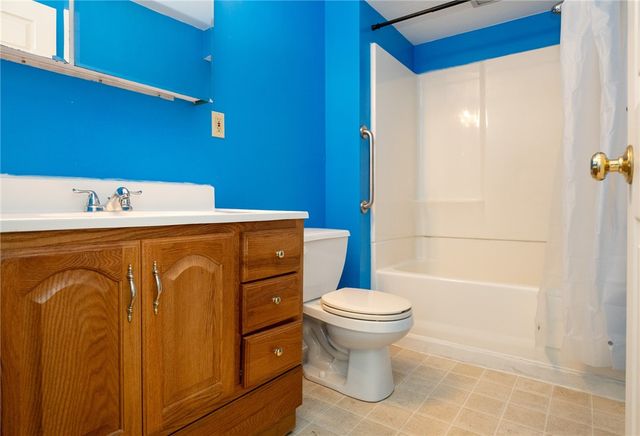 7324 Green Meadow Dr, Imperial, PA 15126