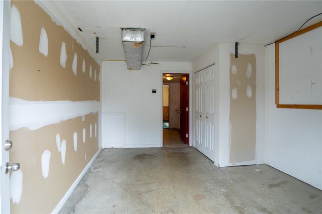 7324 Green Meadow Dr, Imperial, PA 15126