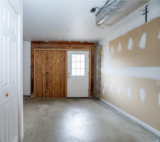 7324 Green Meadow Dr, Imperial, PA 15126