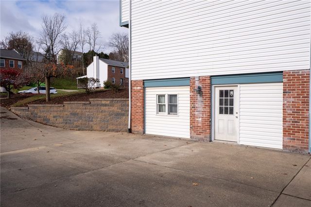 7324 Green Meadow Dr, Imperial, PA 15126