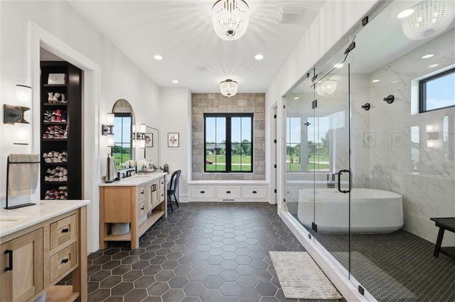 10504 Stonehaus Drive, Lee's Summit, MO 64086