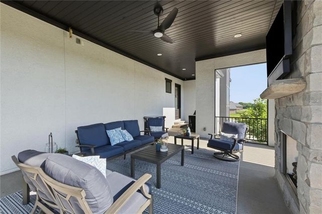 10504 Stonehaus Drive, Lee's Summit, MO 64086