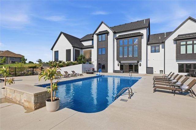 10504 Stonehaus Drive, Lee's Summit, MO 64086