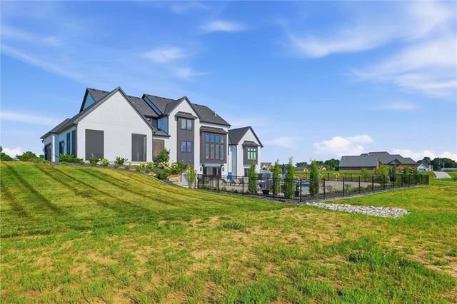 10504 Stonehaus Drive, Lee's Summit, MO 64086