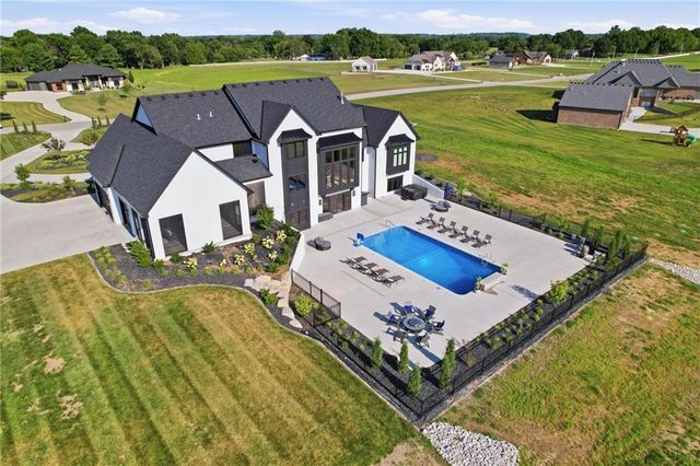 10504 Stonehaus Drive, Lee's Summit, MO 64086
