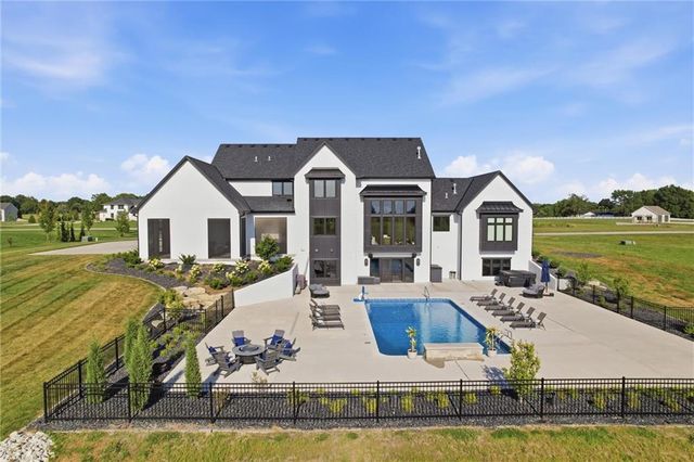 10504 Stonehaus Drive, Lee's Summit, MO 64086