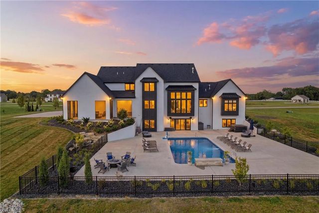 10504 Stonehaus Drive, Lee's Summit, MO 64086
