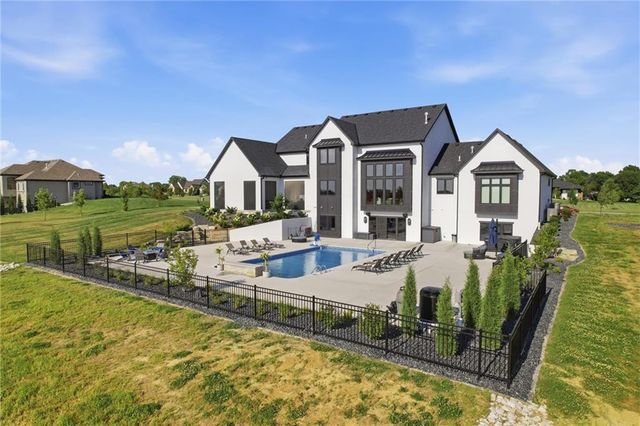 10504 Stonehaus Drive, Lee's Summit, MO 64086