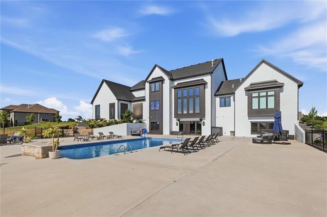 10504 Stonehaus Drive, Lee's Summit, MO 64086