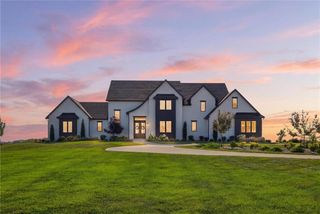 10504 Stonehaus Drive, Lee's Summit, MO 64086