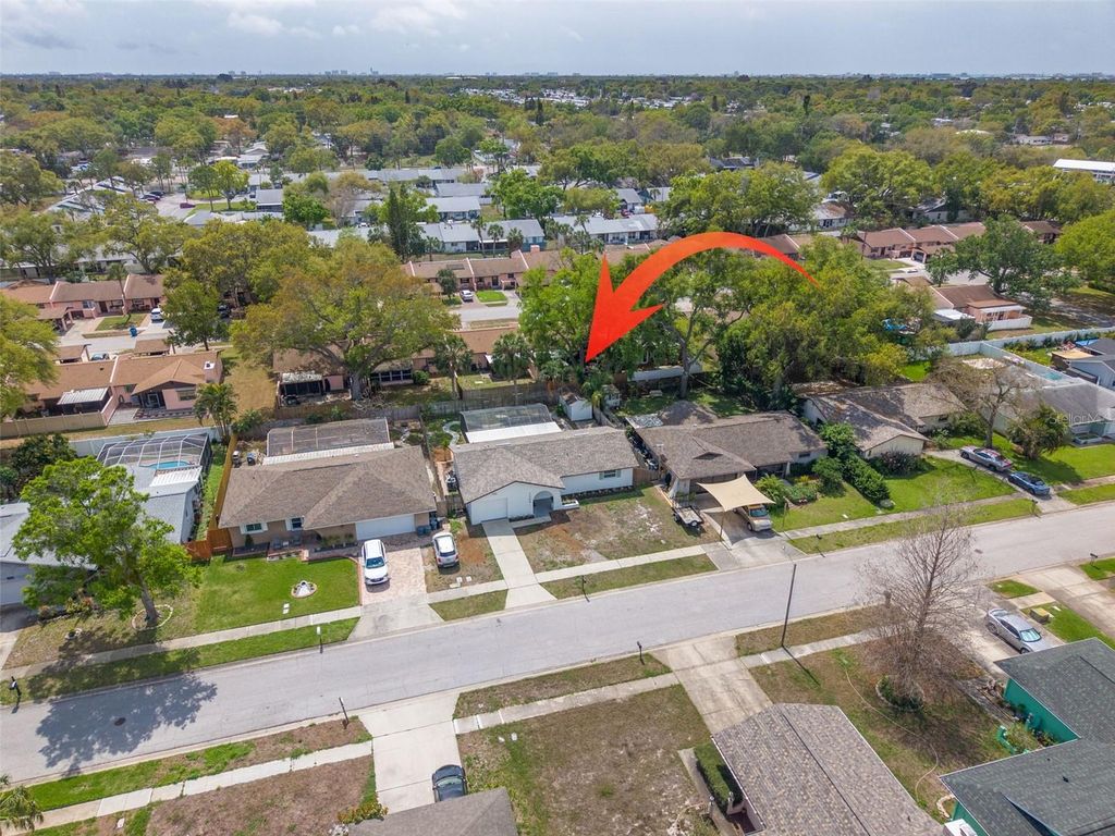 Image 4 of property listing at 7264 56TH AVENUE N, St Petersburg, FL 33709