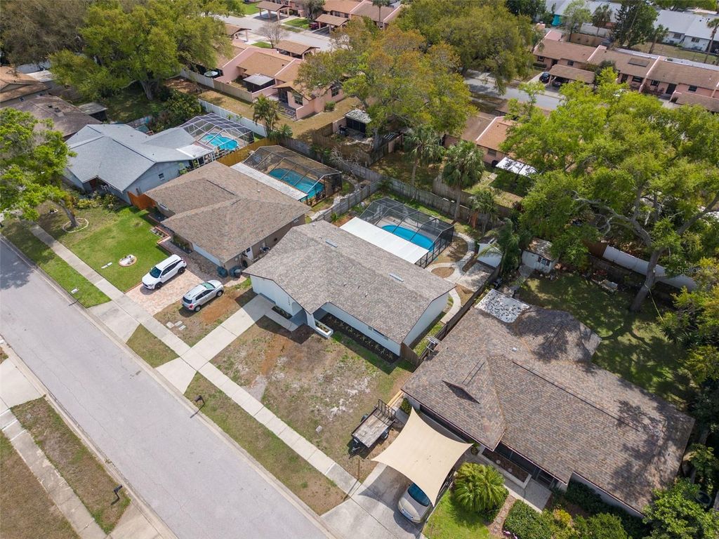 Image 5 of property listing at 7264 56TH AVENUE N, St Petersburg, FL 33709