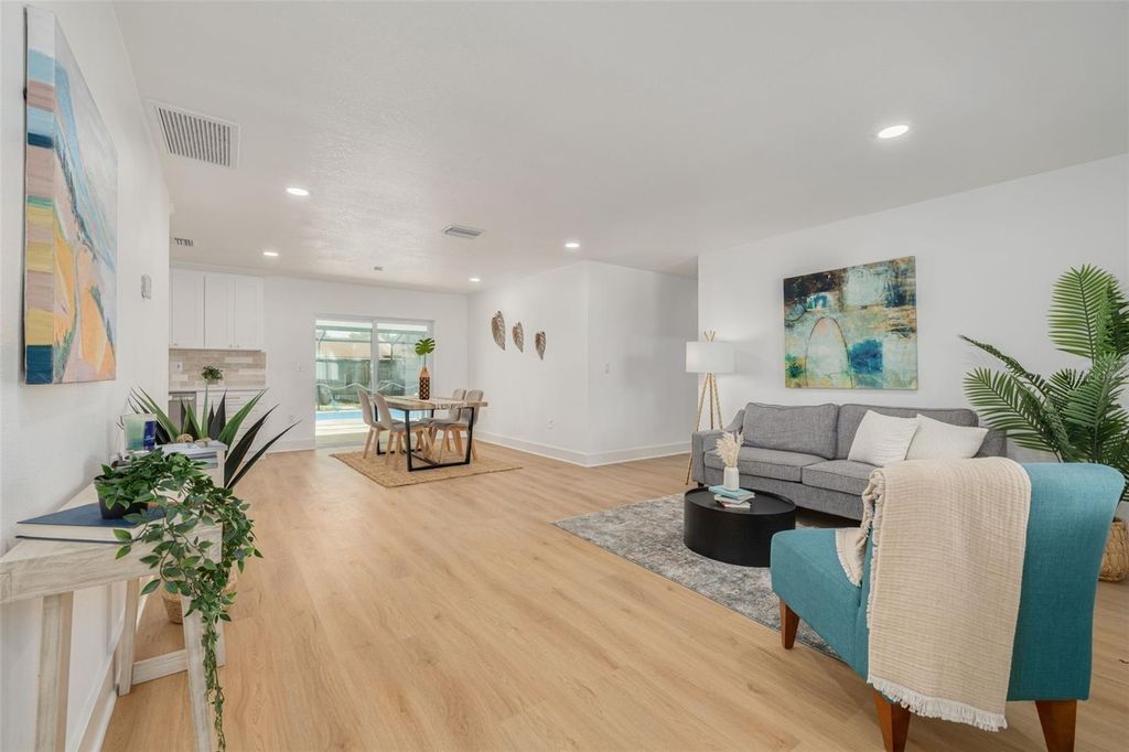 Image 6 of property listing at 7264 56TH AVENUE N, St Petersburg, FL 33709