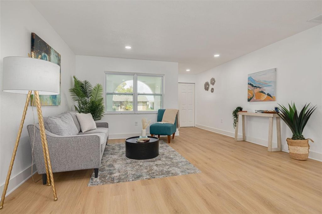 Image 8 of property listing at 7264 56TH AVENUE N, St Petersburg, FL 33709