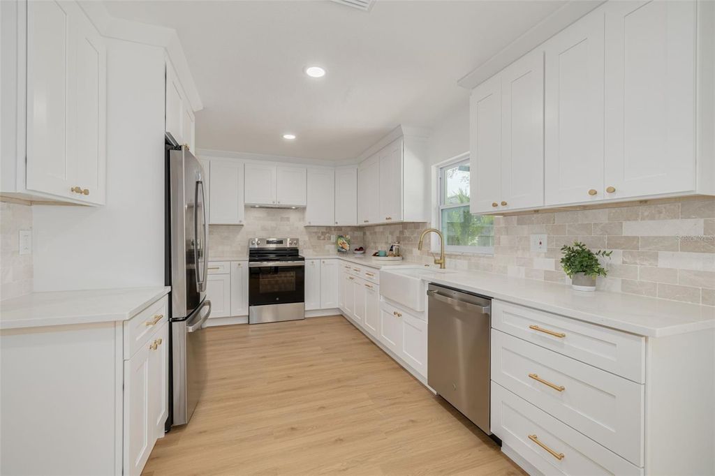 Image 10 of property listing at 7264 56TH AVENUE N, St Petersburg, FL 33709