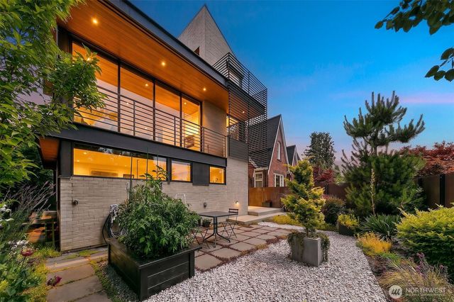 7516 E Green Lake Drive N, Seattle, WA 98103